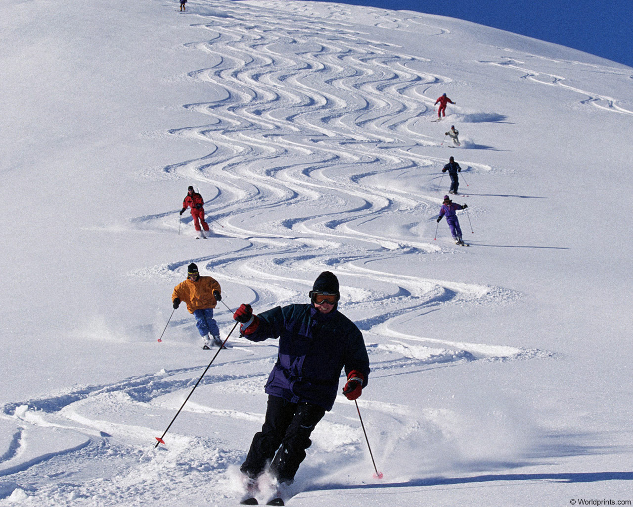 При спуске с горы нужно. Лыжник на склоне. Горнолыжный спуск. Спуск на горных лыжах. Спуск с горы на лыжах.