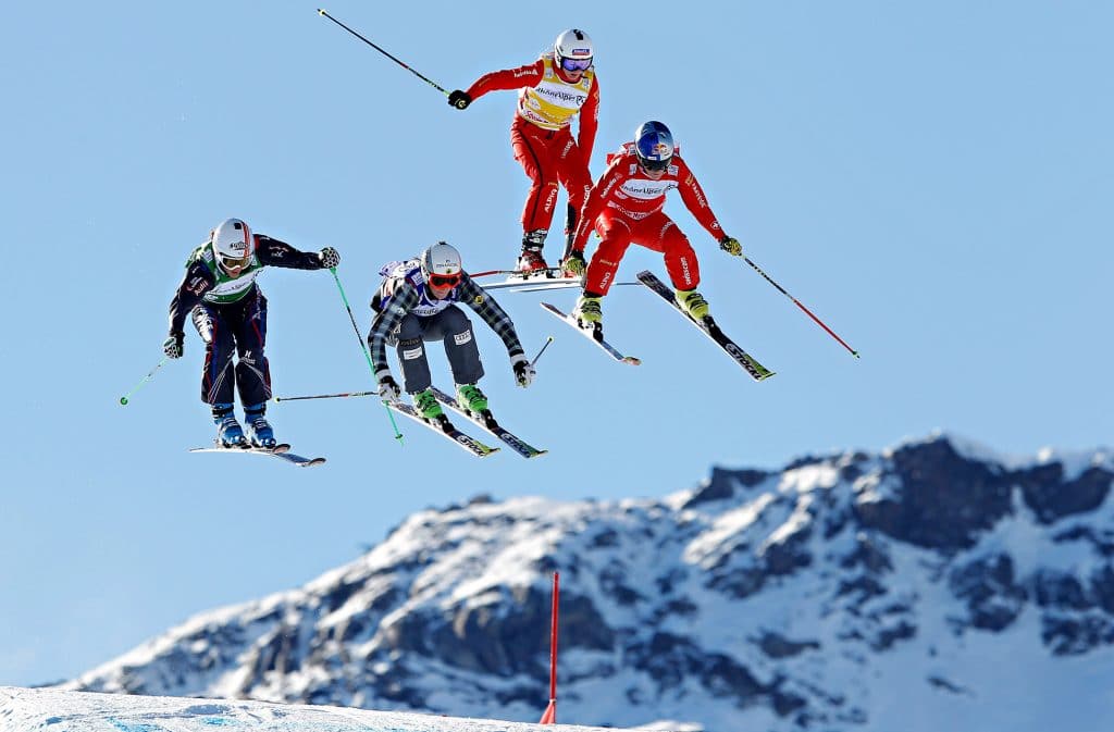 Горные лыжи спортцех в ски-кроссе