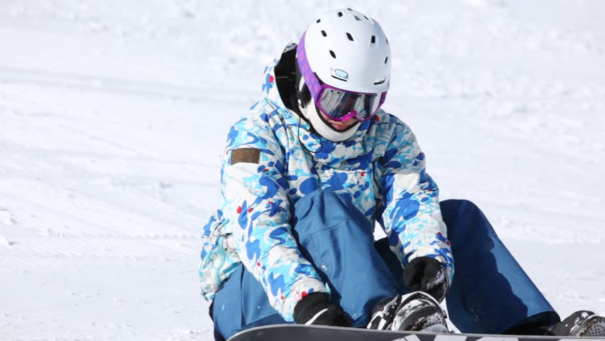 Сноубордисты часто пристегивают борд сидя