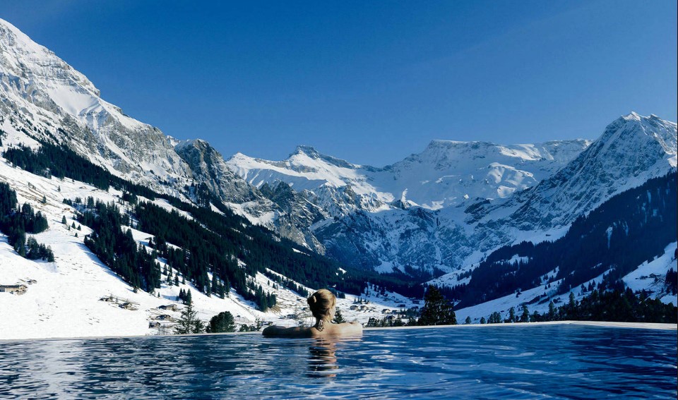 Зачем вставать на горные лыжи: бассейн с видом на горы